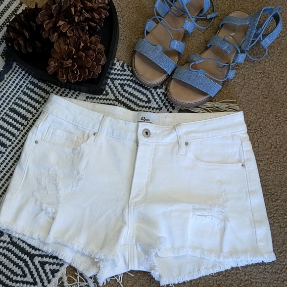 🌼Medium Denim White Shorts🌼 - Picture 3 of 7